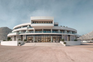 Außenansicht des Marina Baie des Anges Hôtel in Villeneuve-Loubet an der Côte d’Azur