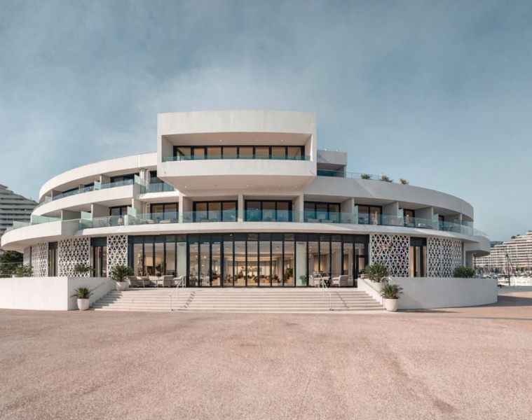 Außenansicht des Marina Baie des Anges Hôtel in Villeneuve-Loubet an der Côte d’Azur