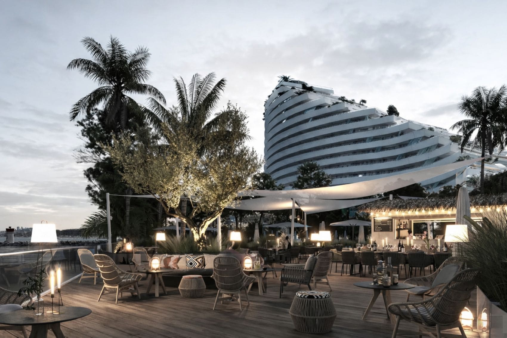 Außenbereich des Marina Baie des Anges Hôtel mit Palmen und der markanten Architektur der Marina Baie des Anges