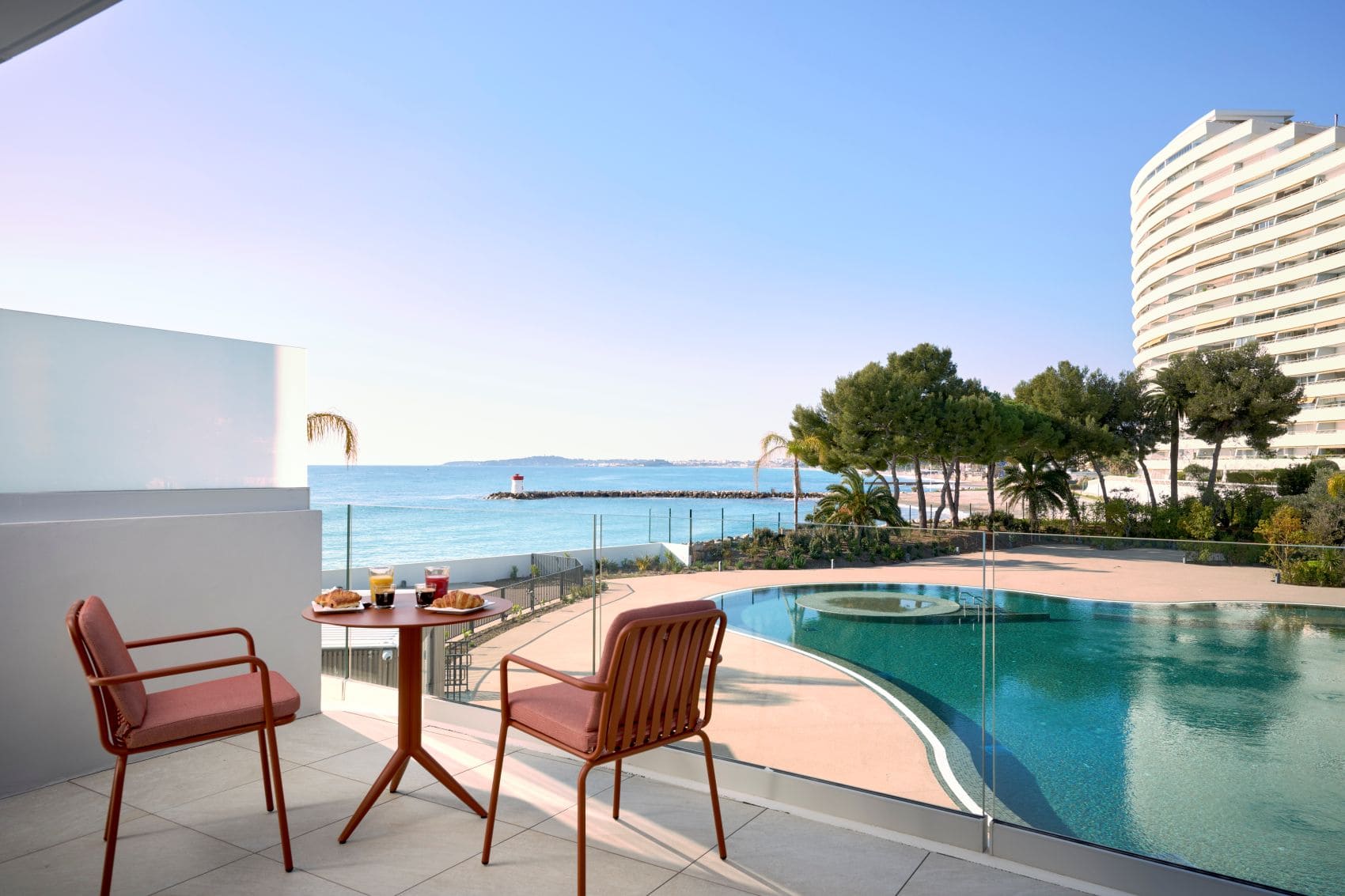 Pool des Marina Baie des Anges Hôtel mit Liegestühlen und Blick auf das Mittelmeer