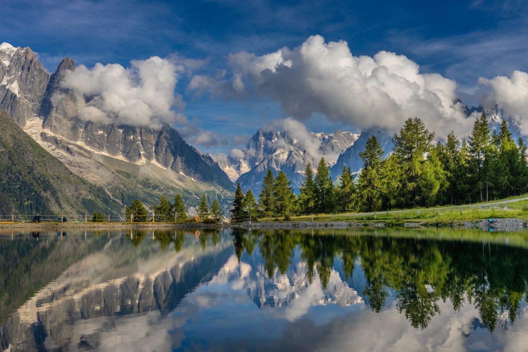 Der Mont Blanc spiegelt sich in einem Bergsee vor den Gipfeln des Mont-Blanc-Massivs in den französischen Alpen.