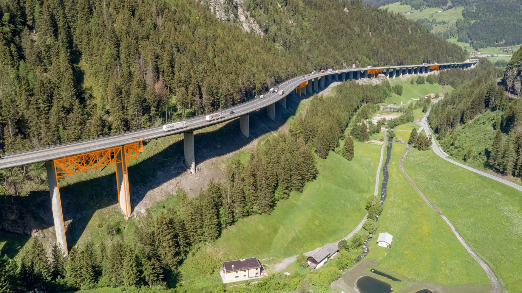 Luftaufnahme der Luegbrücke in Österreich, mit deutlich sichtbaren temporären Stützen