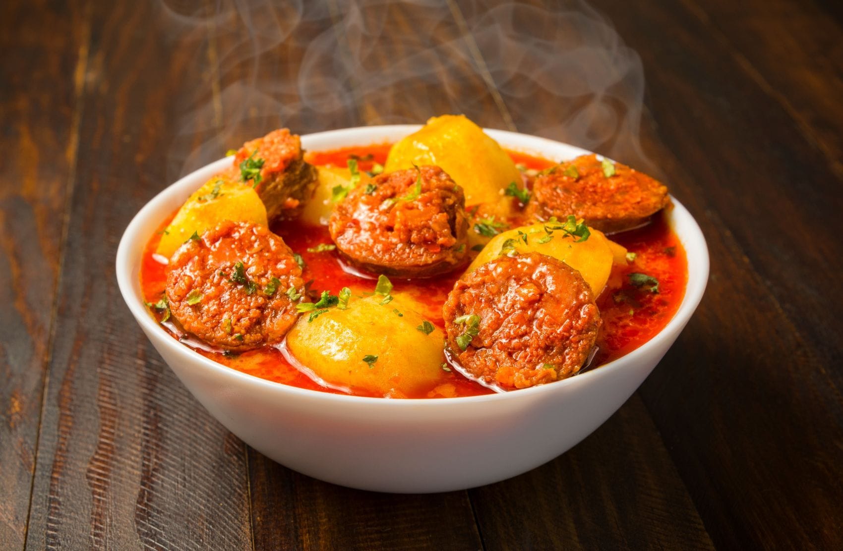 Patatas a la Riojana mit Chorizo in einer Schüssel, ein traditionelles Gericht aus der spanischen Region Rioja.