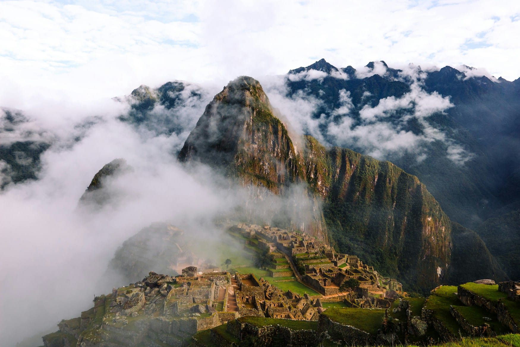 Machu Picchu im Morgennebel mit Blick auf den Gipfel Huayna Picchu