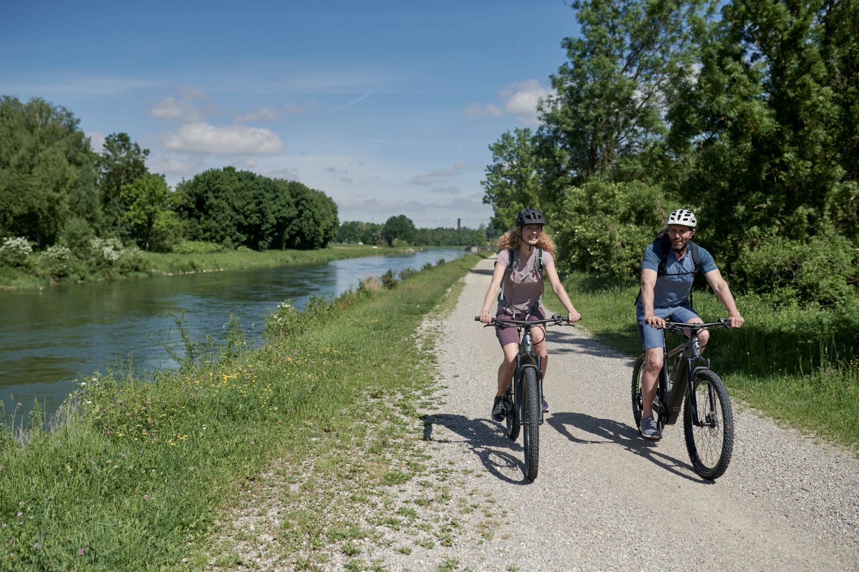 Zwei Radfahrer sind auf dem Lech-Radweg entlang des Flusses in Bayerisch-Schwaben unterwegs.