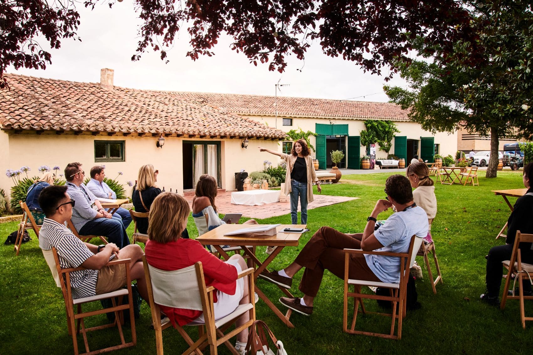 Besucher nehmen an einer Weinverkostung im Garten des Weinguts Finca Emperatriz in der Rioja teil.