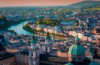Luftaufnahme der Stadt Salzburg in Österreich im Abendlicht, mittig von der Salzach durchkreuzt