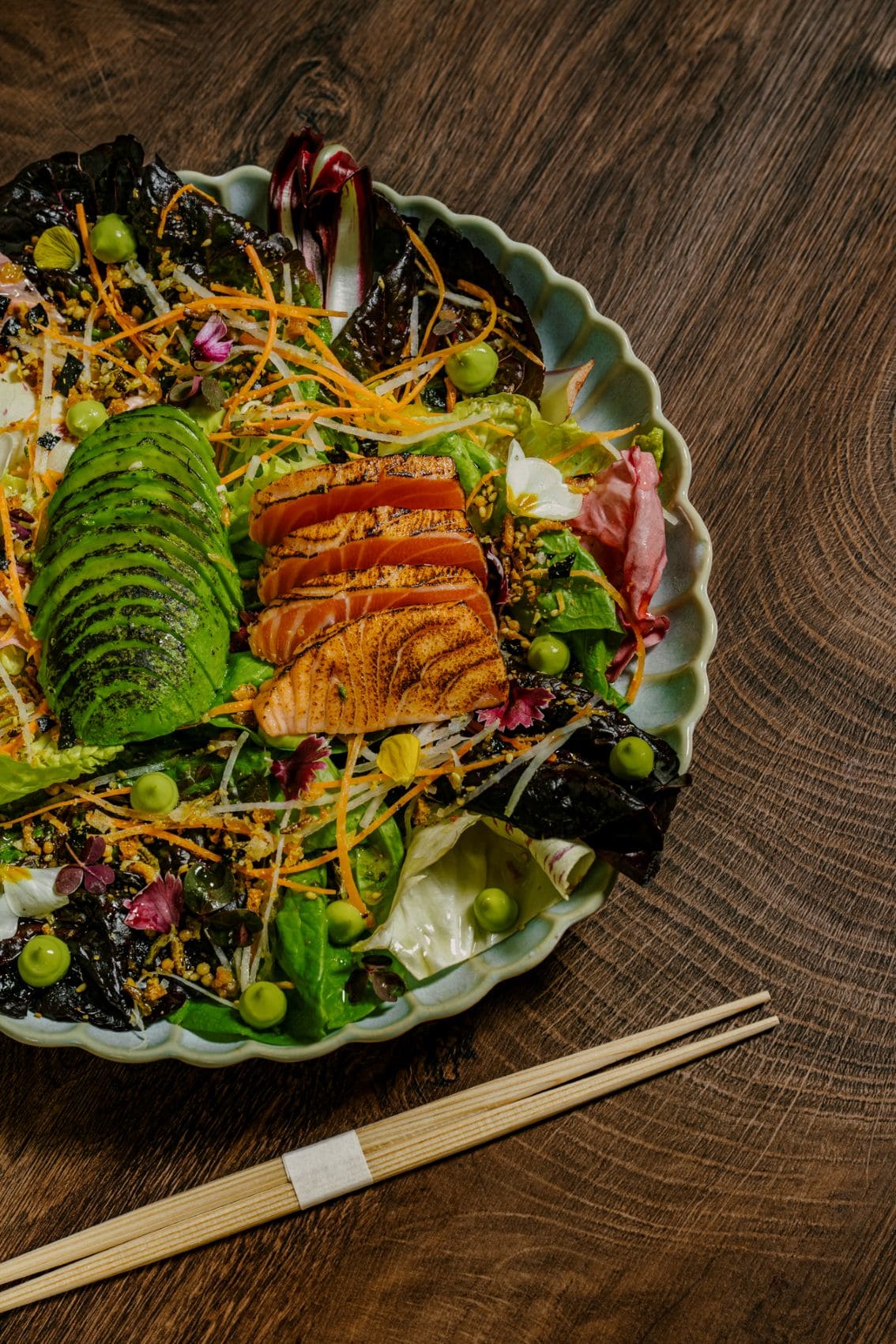 Japanisch inspirierte Bowl mit gegrilltem Lachs, Avocado, Blattsalat und frischem Gemüse im Restaurant Ibasho des The Dean Munich.