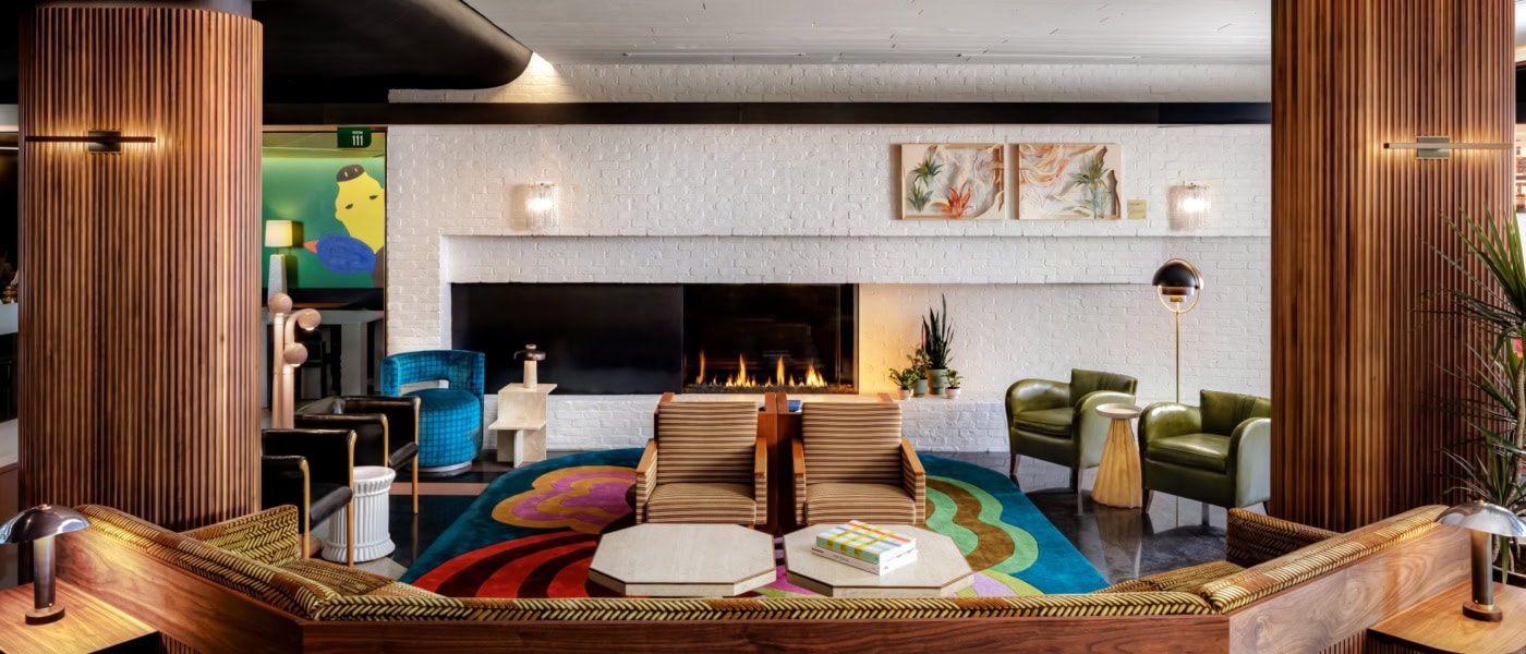 Sitzecke in der Lobby des Hotels The Drake in Toronto; viele der Polstermöbel sind mit bunten Mustern ausgestattet, auch der Teppich unter der zentralen Sitzgruppe ist in vielen verschiedenen Farben gehalten. Alles wirkt sehr 80er-Jahre.