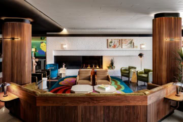 Sitzecke in der Lobby des Hotels The Drake in Toronto; viele der Polstermöbel sind mit bunten Mustern ausgestattet, auch der Teppich unter der zentralen Sitzgruppe ist in vielen verschiedenen Farben gehalten. Alles wirkt sehr 80er-Jahre.