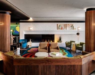 Sitzecke in der Lobby des Hotels The Drake in Toronto; viele der Polstermöbel sind mit bunten Mustern ausgestattet, auch der Teppich unter der zentralen Sitzgruppe ist in vielen verschiedenen Farben gehalten. Alles wirkt sehr 80er-Jahre.