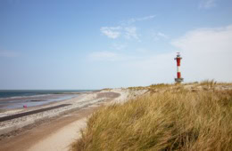 Blick auf einen Leuchtturm auf Wangerooge.