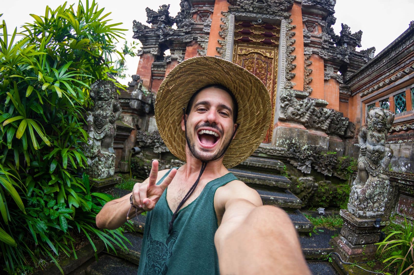 Tourist macht ein Selfie vor einem Tempel auf Bali