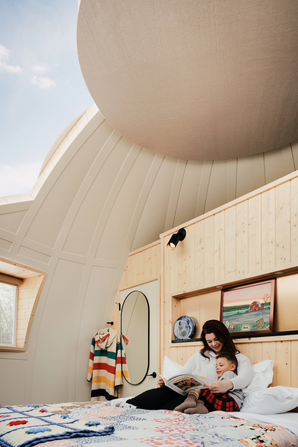 Mutter und Kind lesen im Bett im SkyWatching Dome