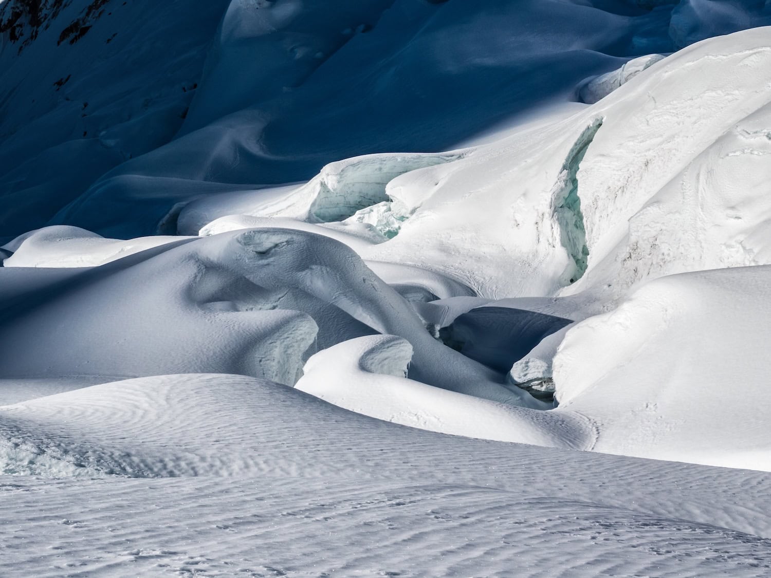 Gletscherspalten sowie Schnee- und Eisformationen