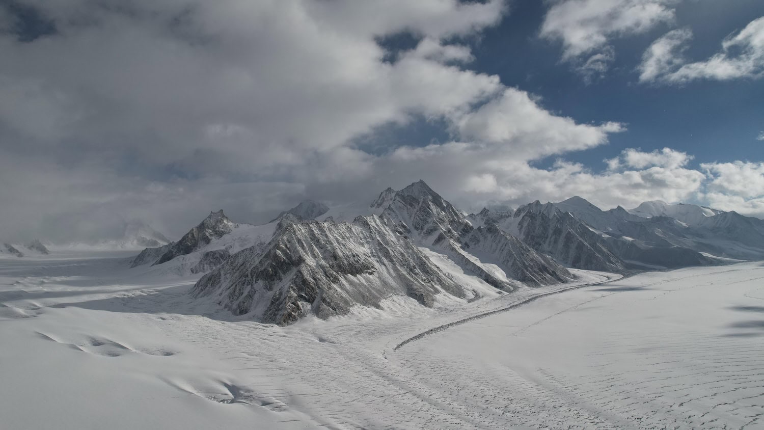 Luftaufnahme von K2, Broad Peak, Gasherbrum I und II, dem Baltoro-Gletscher, Concordia und dem K2-Basislager