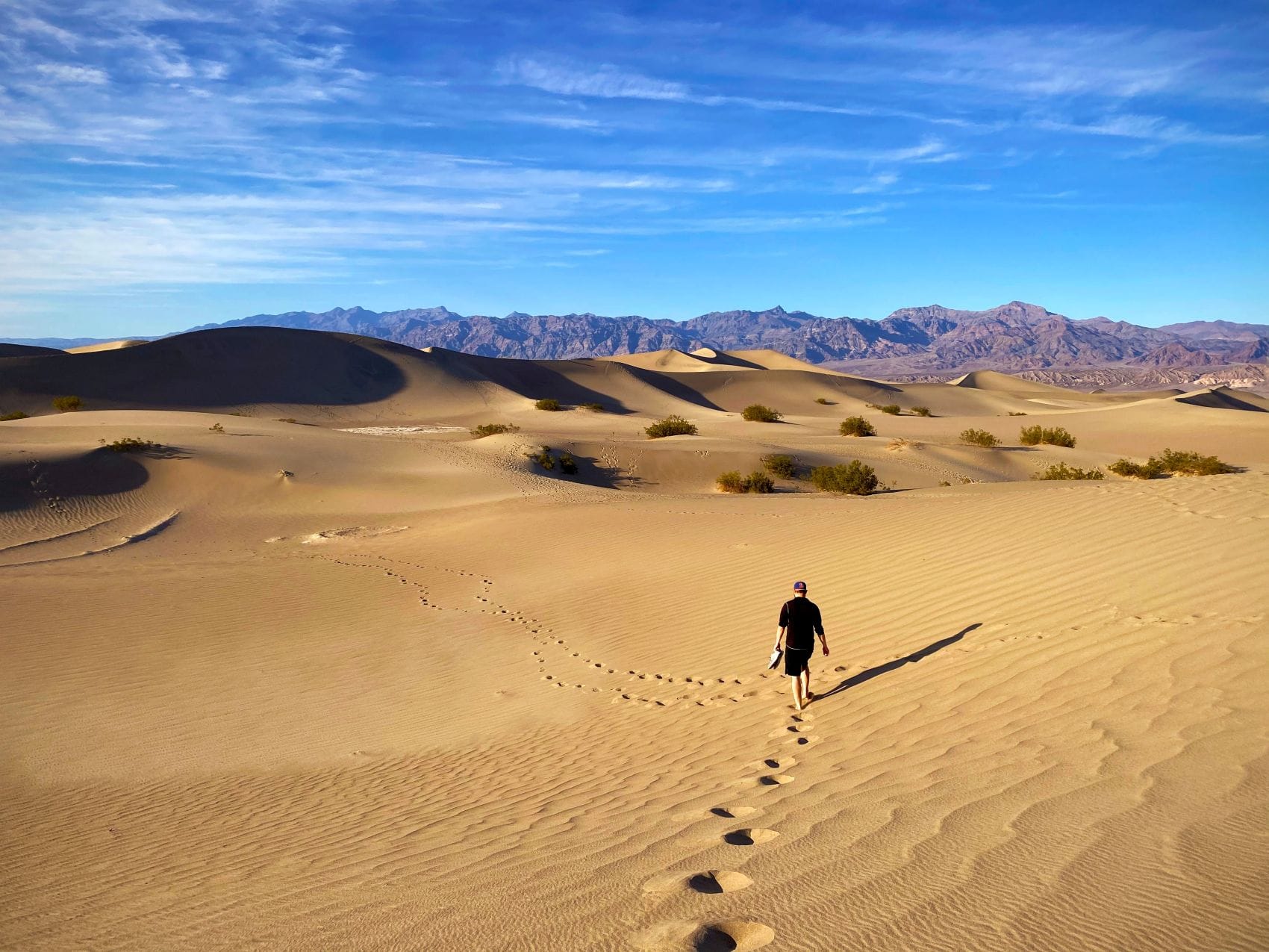 Wanderer in den Mesquite Flat Sand Dunes im Death Valley National Park