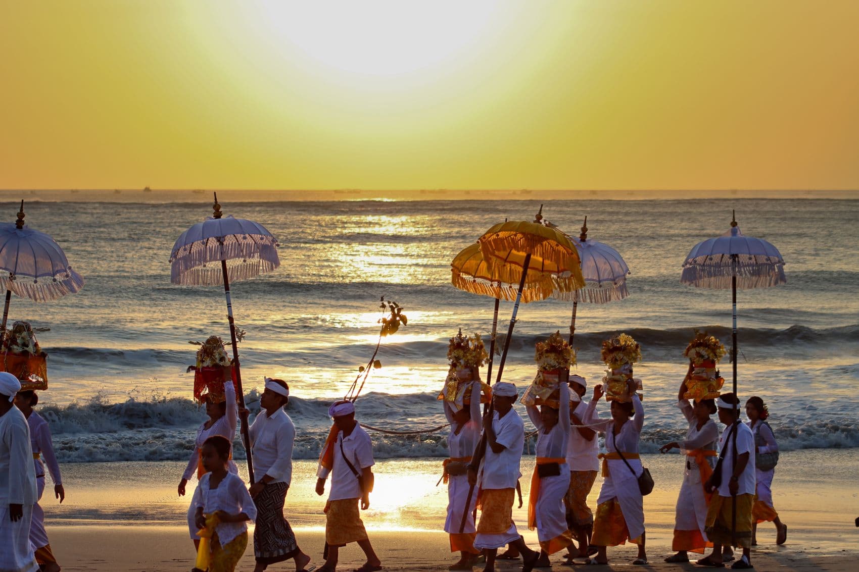 Balinesische Hindu-Zeremonie am Strand von Bali