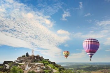 Heißluftballons vor dem Castelo de Monsaraz.
