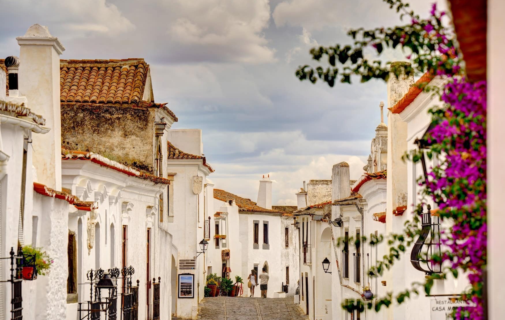 Eine Straße im Dorf Monsaraz im Alentejo.