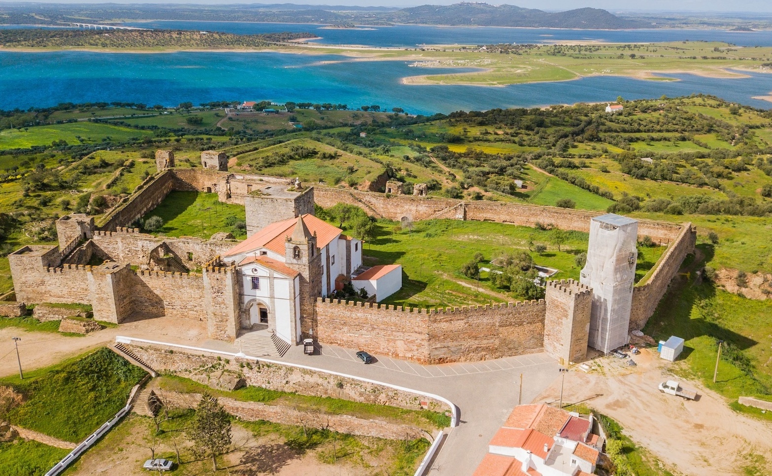 Luftbild des Schlosses von Mourão – mit Ausblick auf den Alentejo.