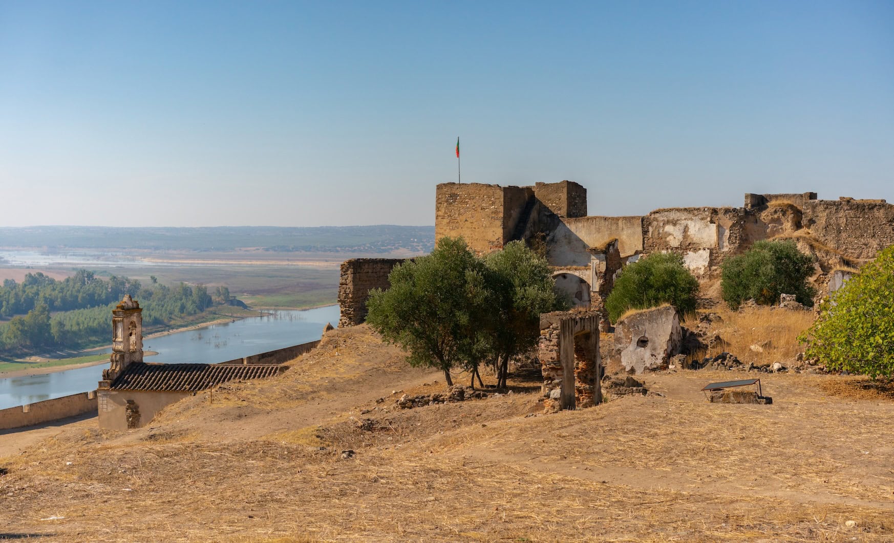 Über dem Fluss Guadiana liegt die Festung von Juromenha.