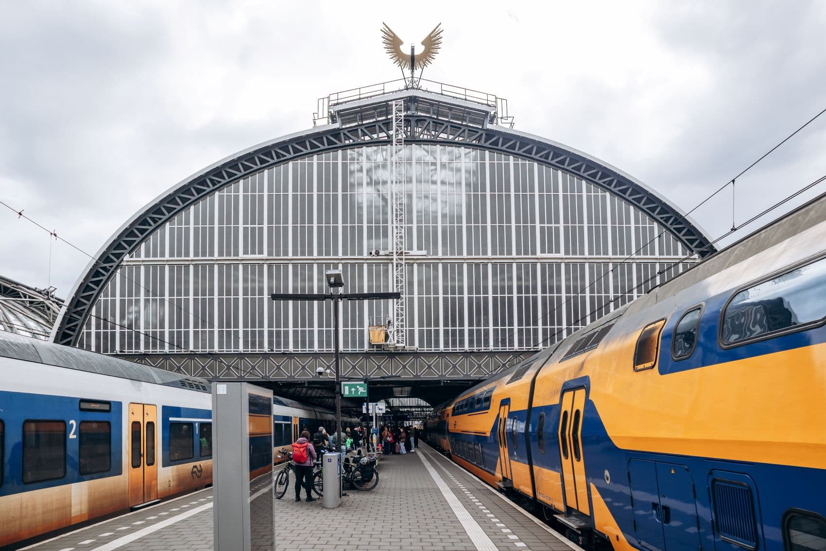 NS-Züge und Reisende am Bahnhof Amsterdam Centraal