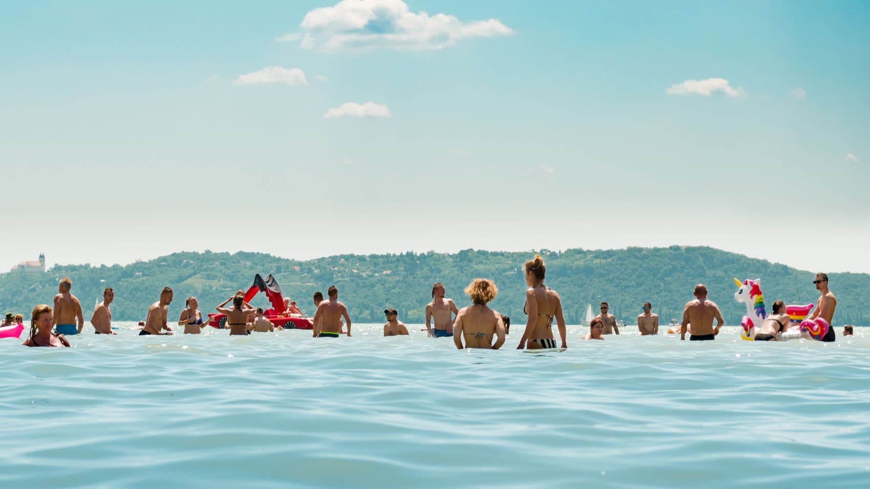 Badegäste genießen den Balaton an einem warmen Sommertag.