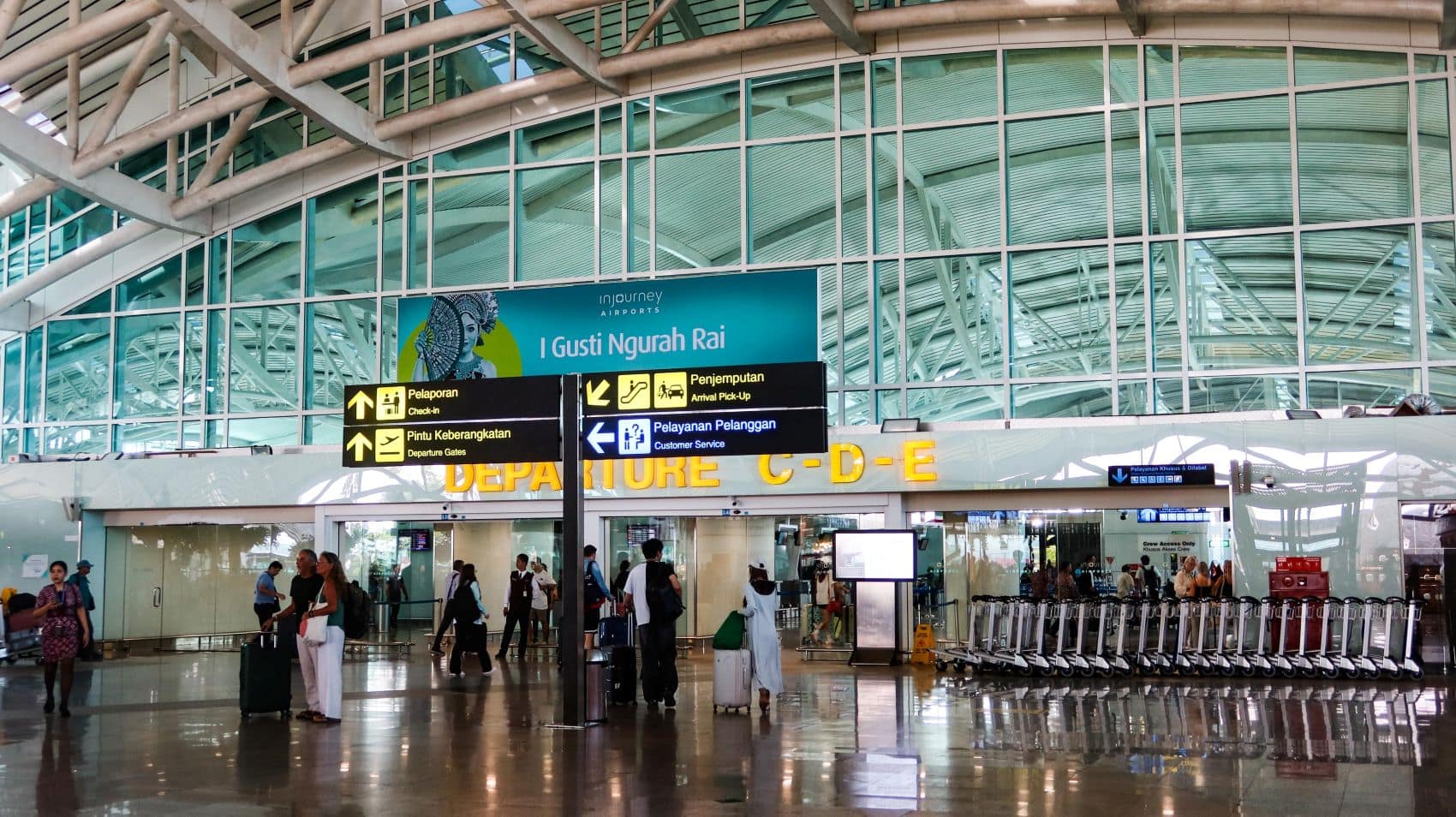 Passagiere im Terminal des Flughafens Bali