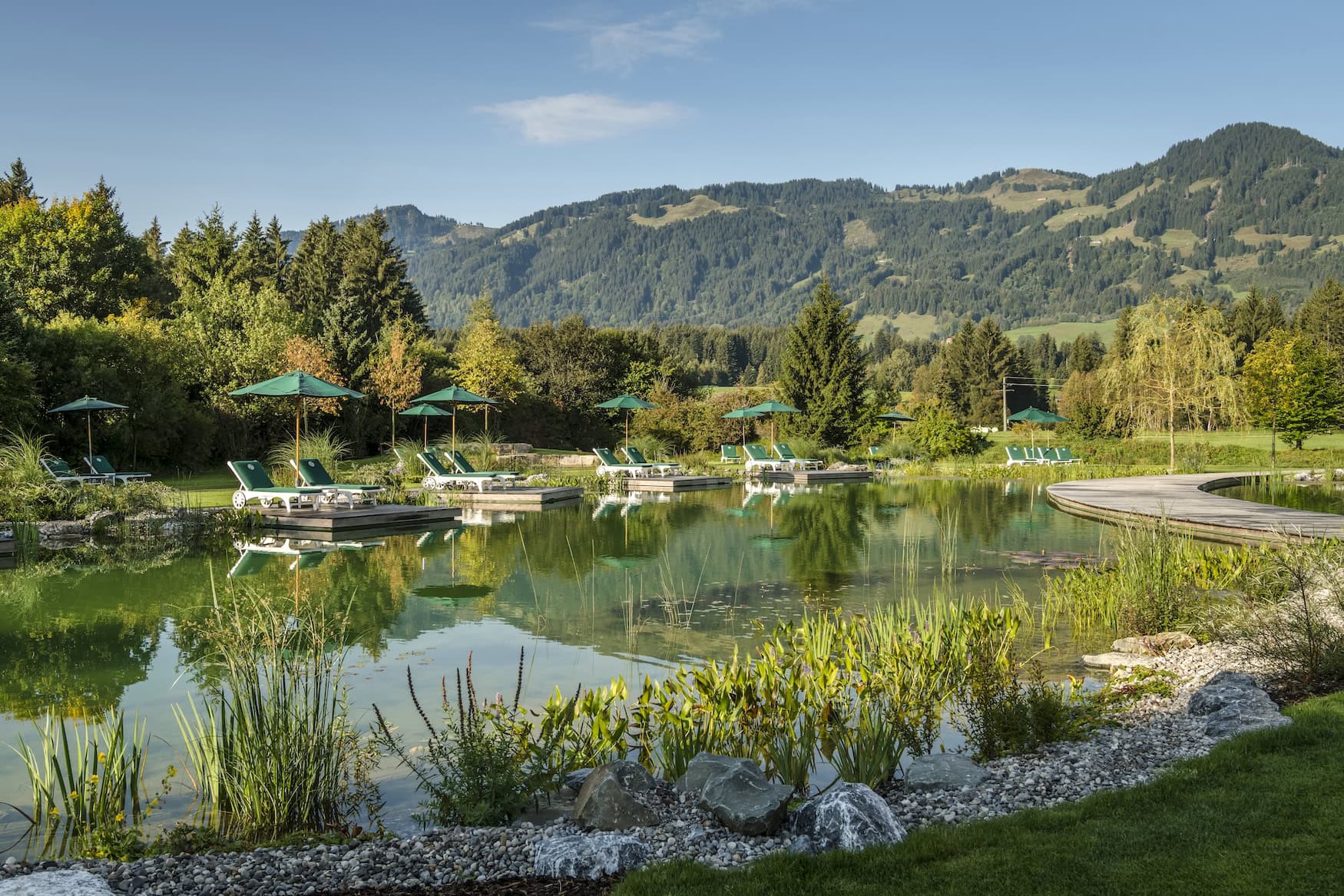 Der Bergsee im Sonnenalp Resort.