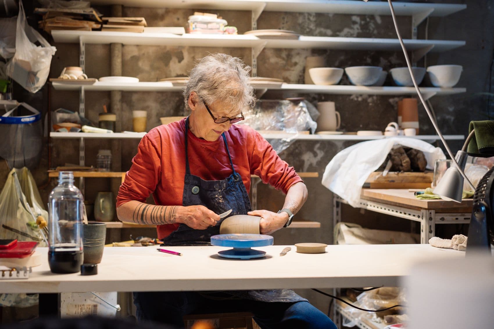 Keramikerin bei der Arbeit im Atelier TER in Audierne in der Bretagne