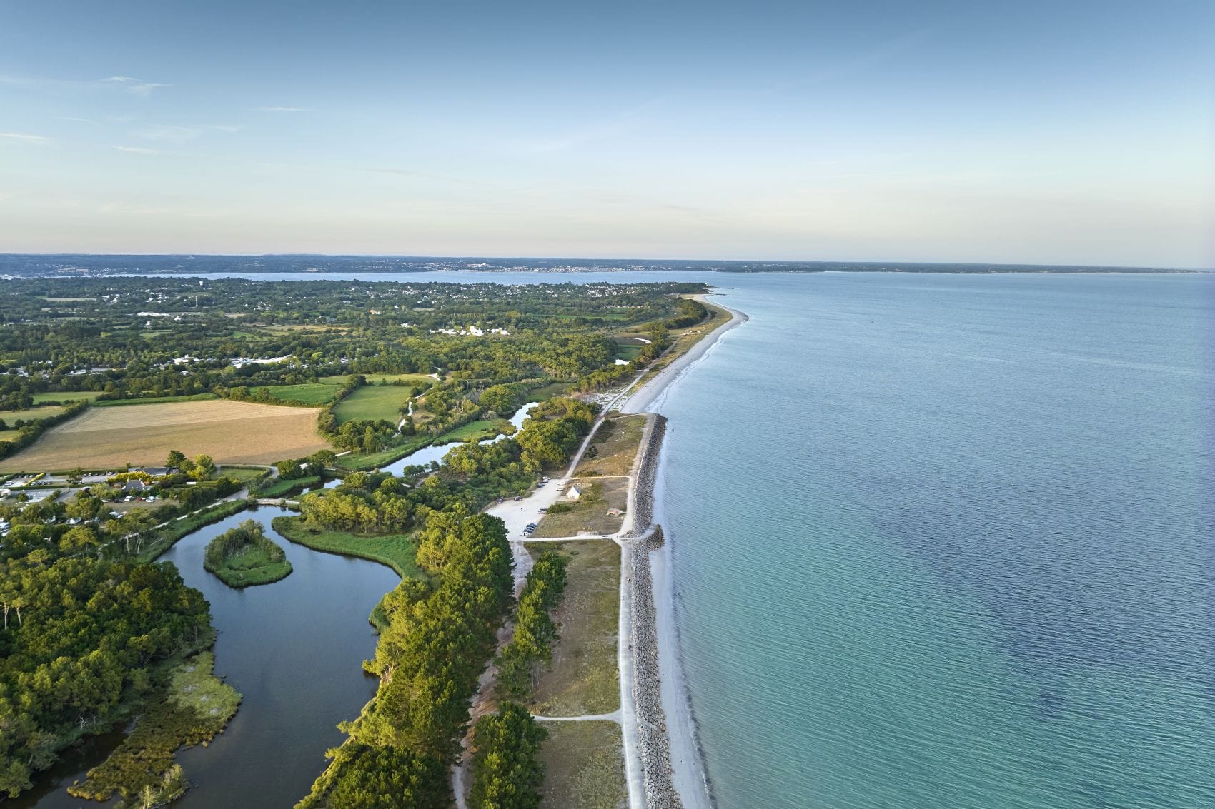 Luftaufnahme der Küste und Feuchtgebiete bei Fouesnant in der Bretagne