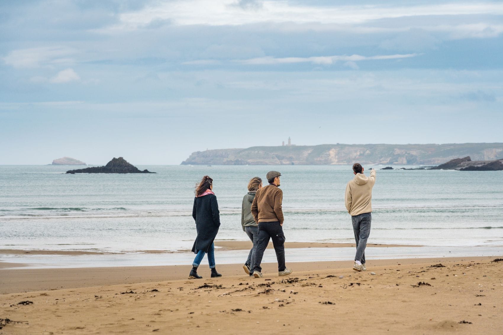 Spaziergänger am Strand von Sables-d’Or-les-Pins bei Fréhel in der Bretagne