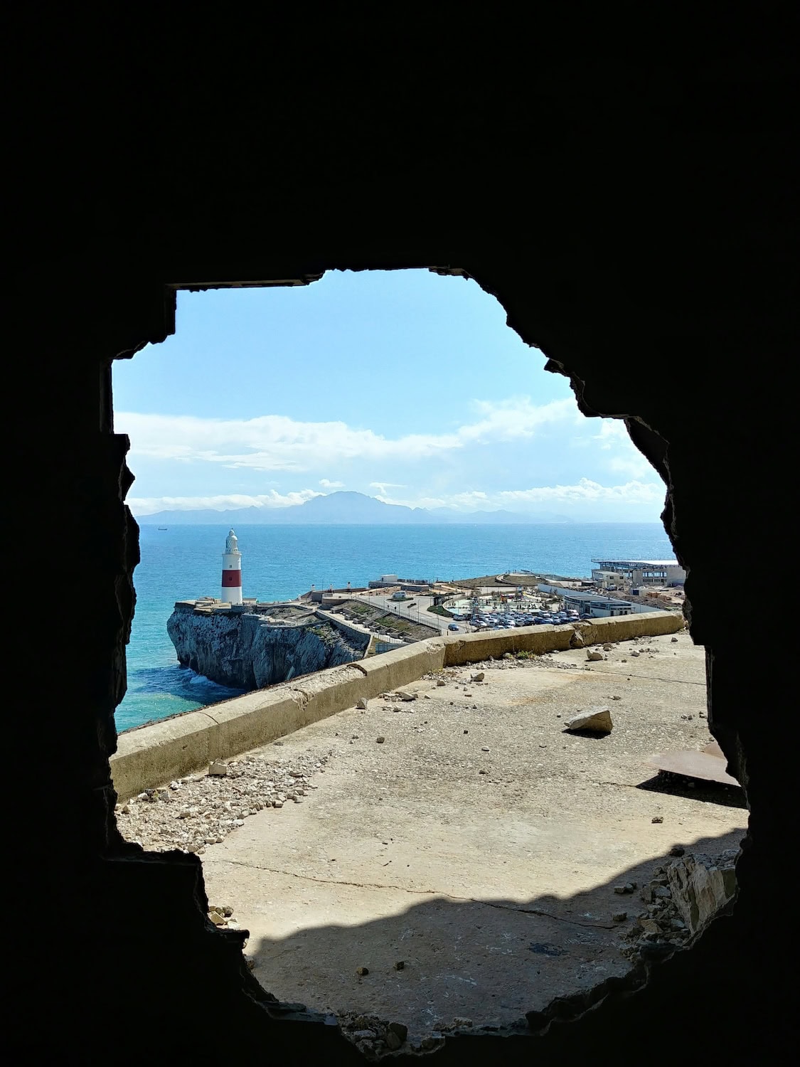 Gibraltar durch einen Felsen betrachtet.