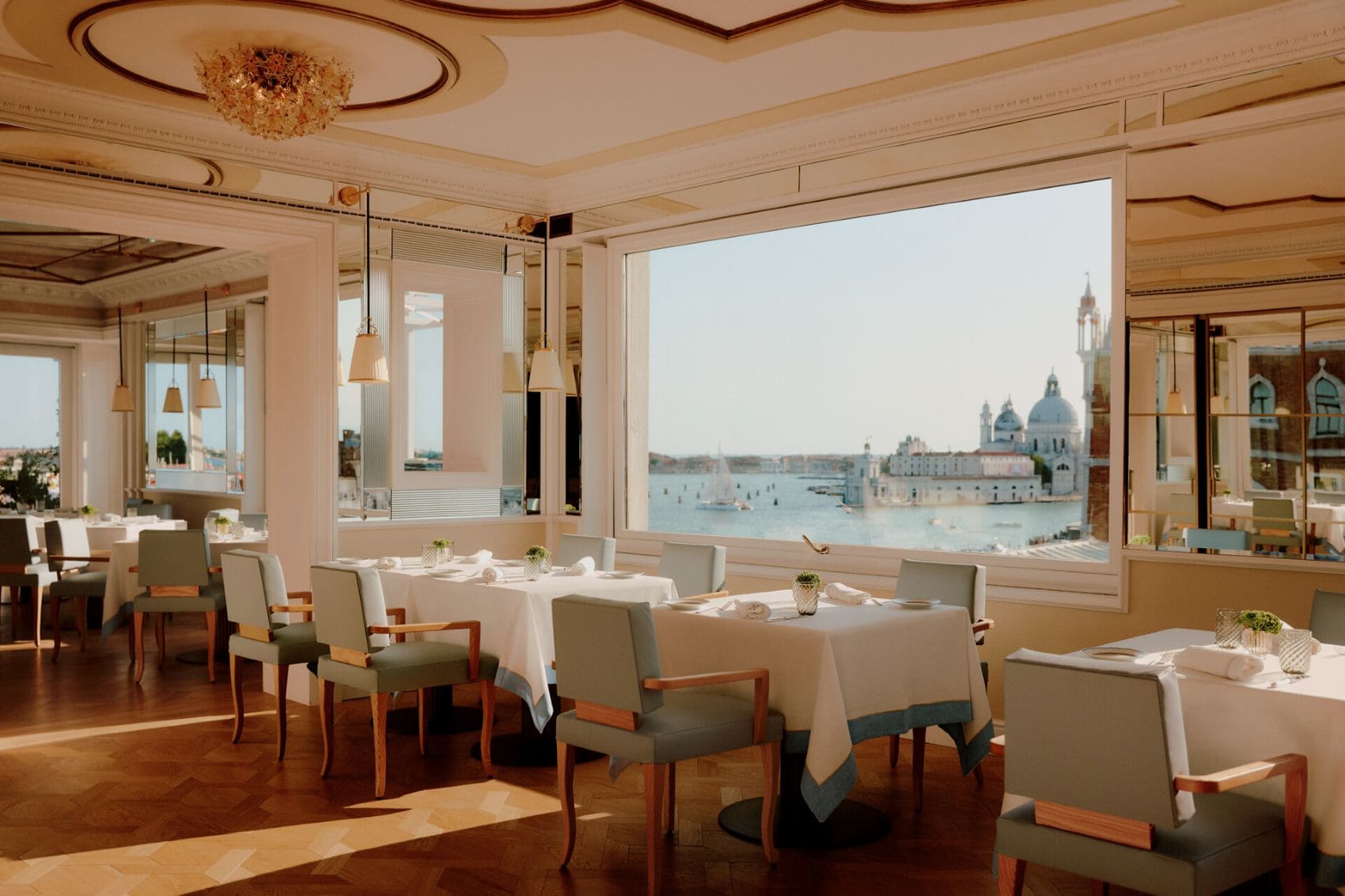 Restaurant Terrazza Danieli mit Panoramablick auf die Lagune und die Kirche San Giorgio Maggiore in Venedig.
