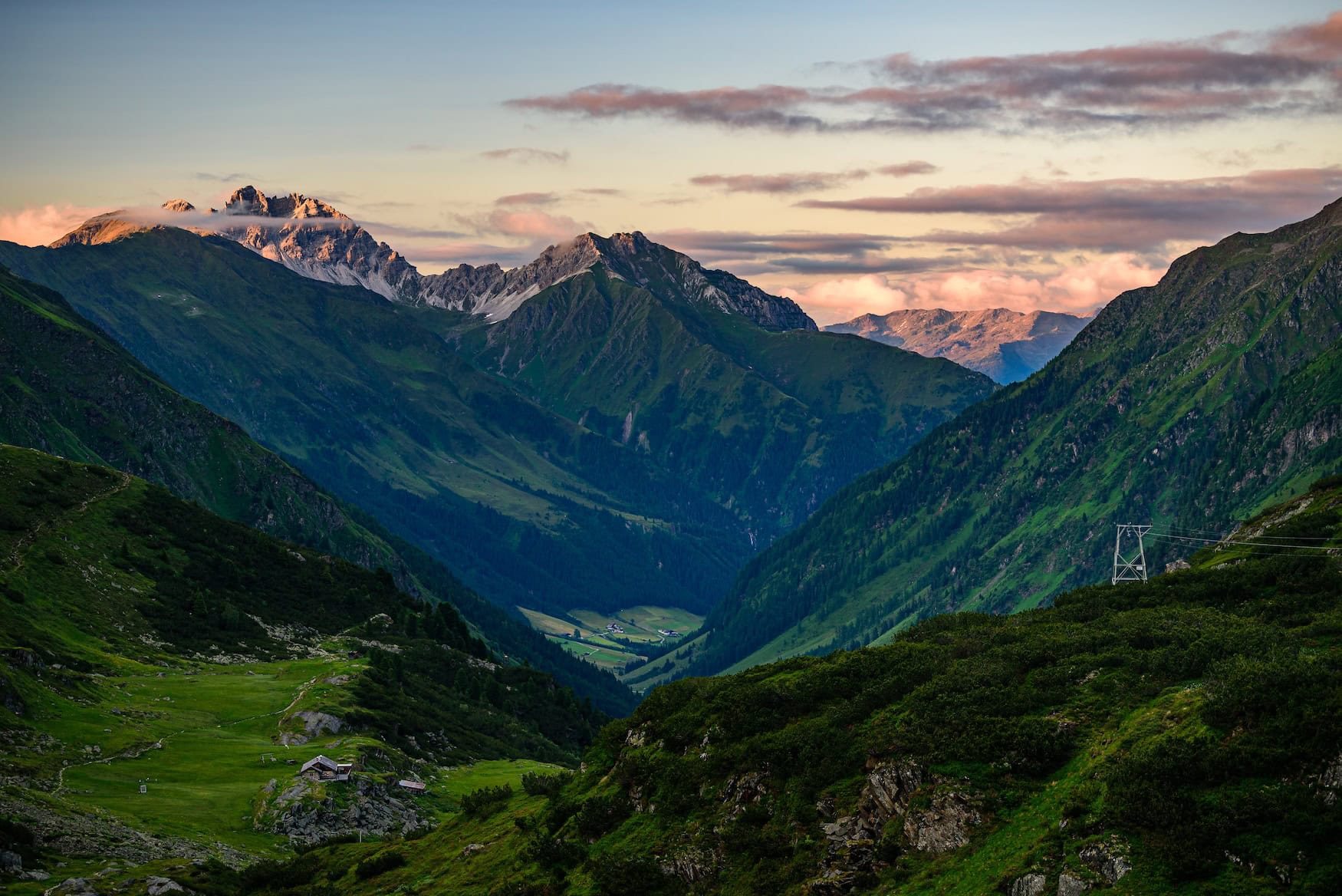 Blick auf das Kalkkögel-Gebirge bei Sonnenuntergang.