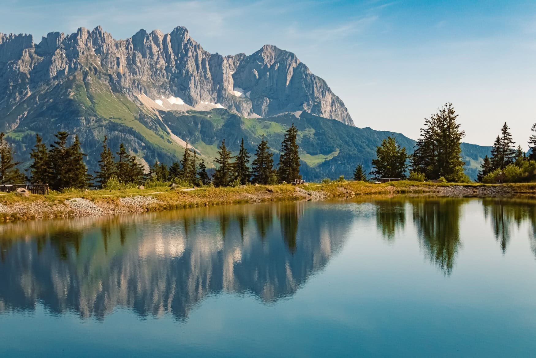 Der Wilde Kaiser liegt im Hintergund eines Bergsees.