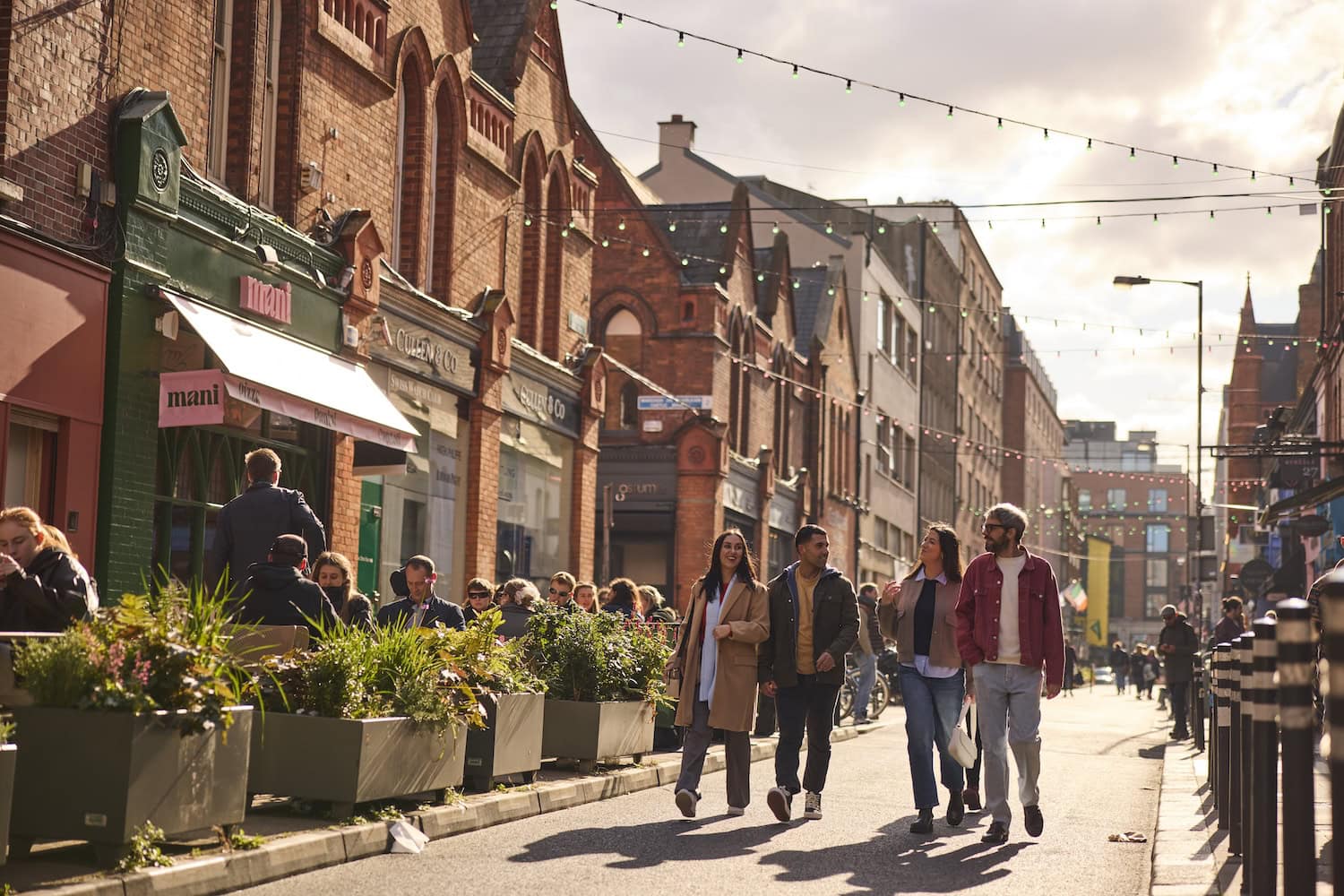 Menschen auf der Drury Street in Dublin
