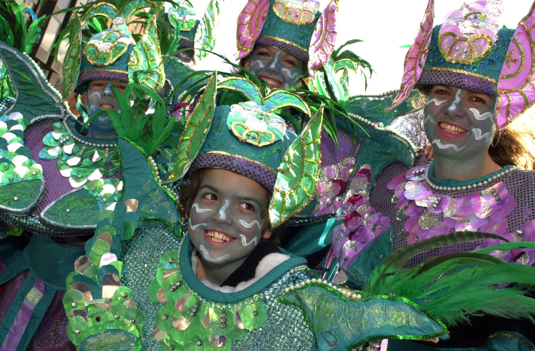 Mehrere Menschen in grünen Kostümen und grün angemalten Gesichtern sind Teil der St. Patrick's Day Parade in Dublin