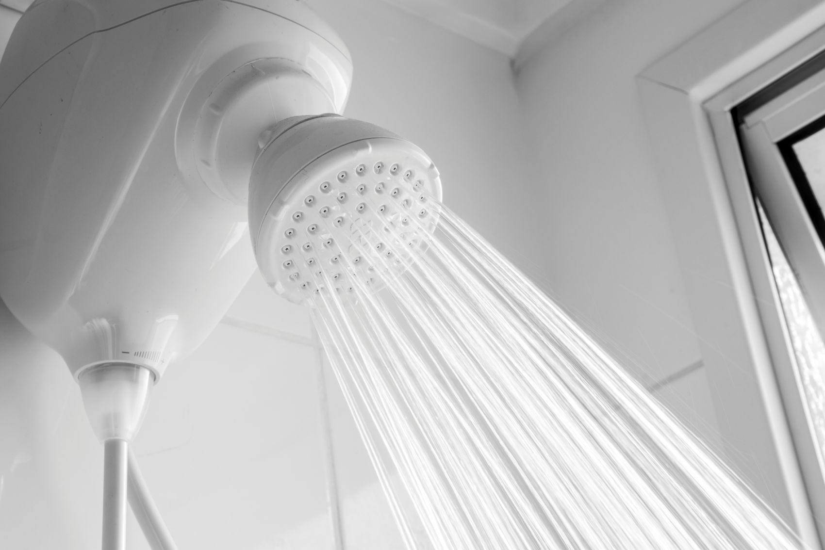 Elektrische Dusche mit integriertem Warmwasserbereiter, wie sie unter anderem in Brasilien verbreitet ist