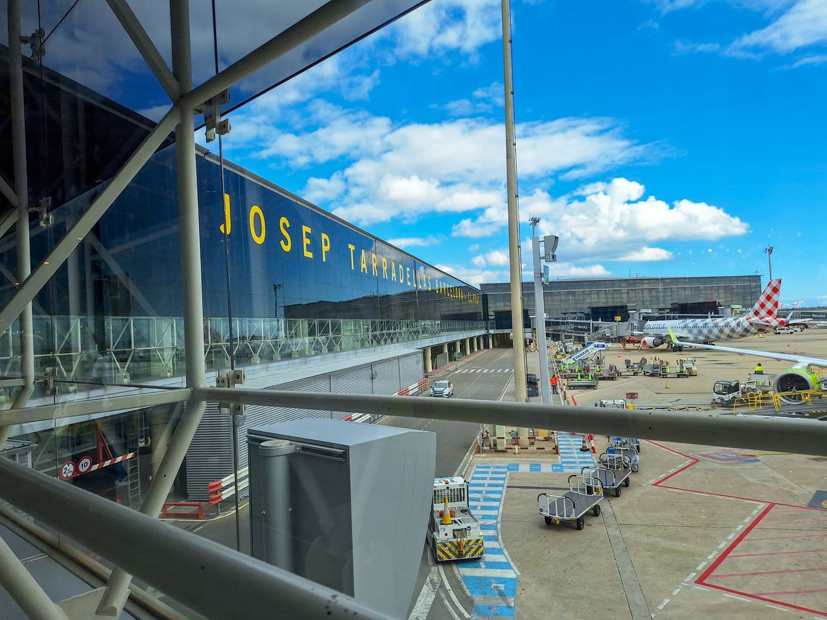 Blick auf das Terminal und das Vorfeld des Flughafens Barcelona-El Prat mit abgestellten Flugzeugen.