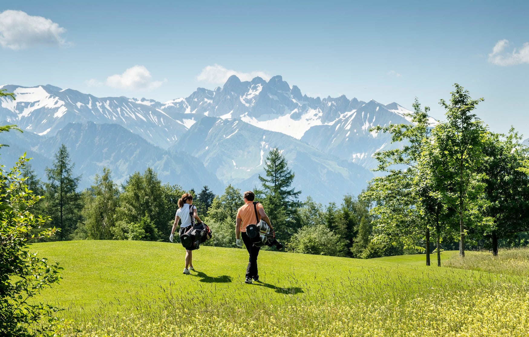 Ein Paar auf einem der Golfplätze des Sonnenalp Resorts.