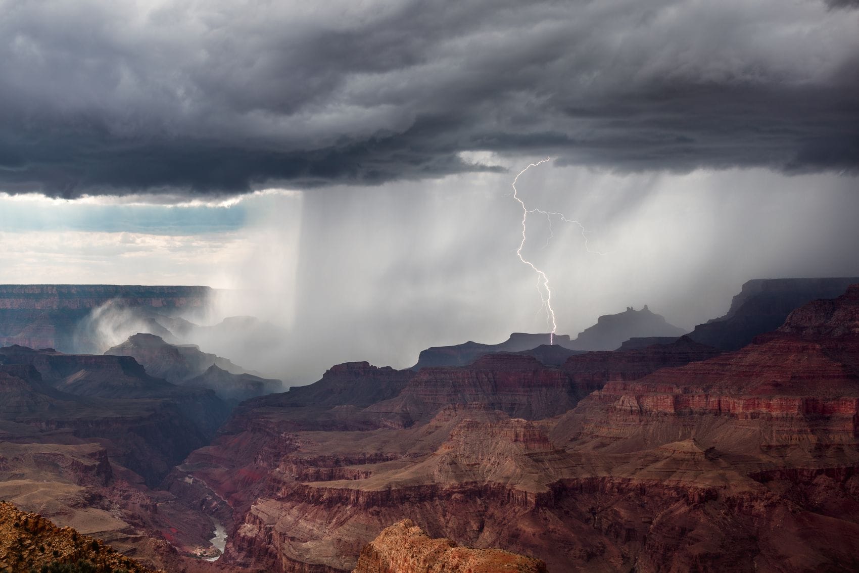 Gewitter mit Starkregen und Blitz über dem Grand Canyon