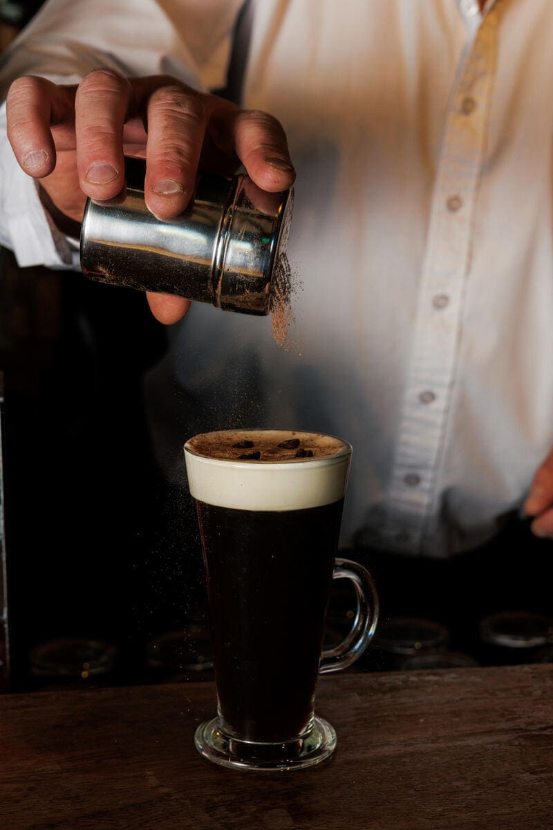 Ein Irish Coffee wird zubereitet