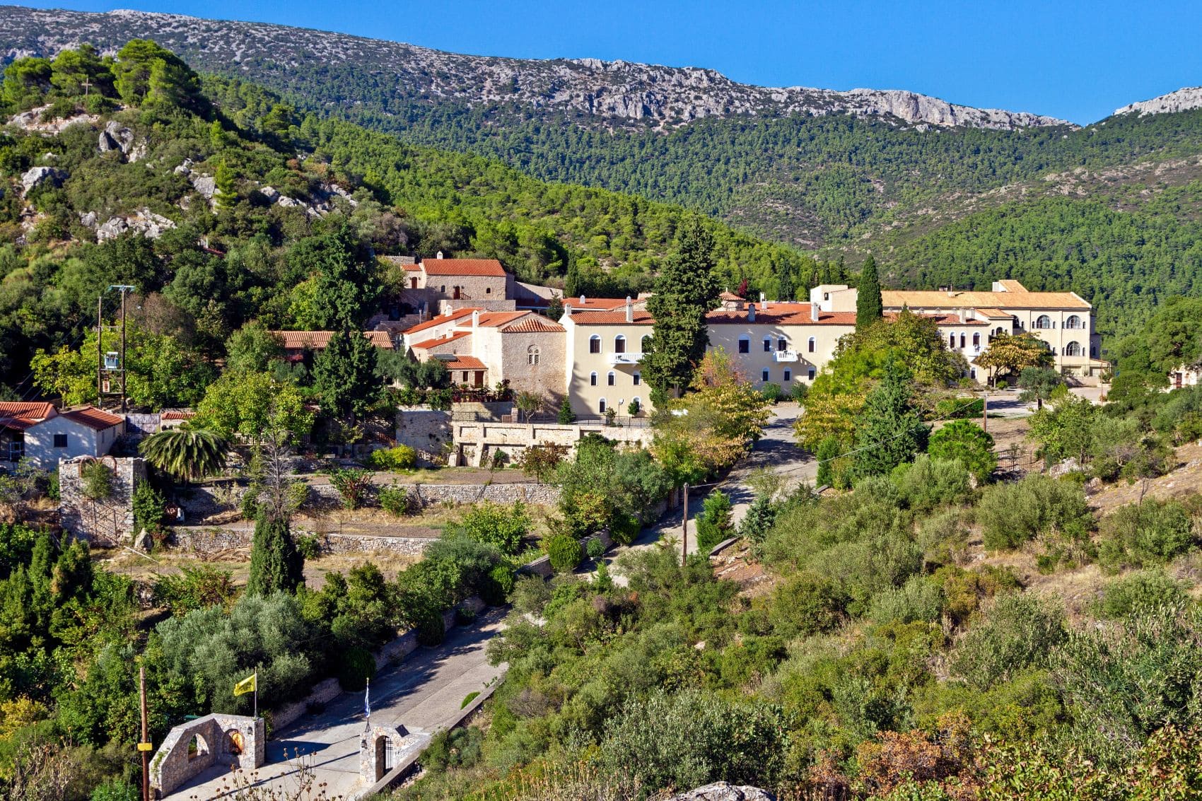 Das Kloster Agios Meletios in Westattika vor bewaldeten Berghängen des Kithairon-Gebirges in Griechenland.