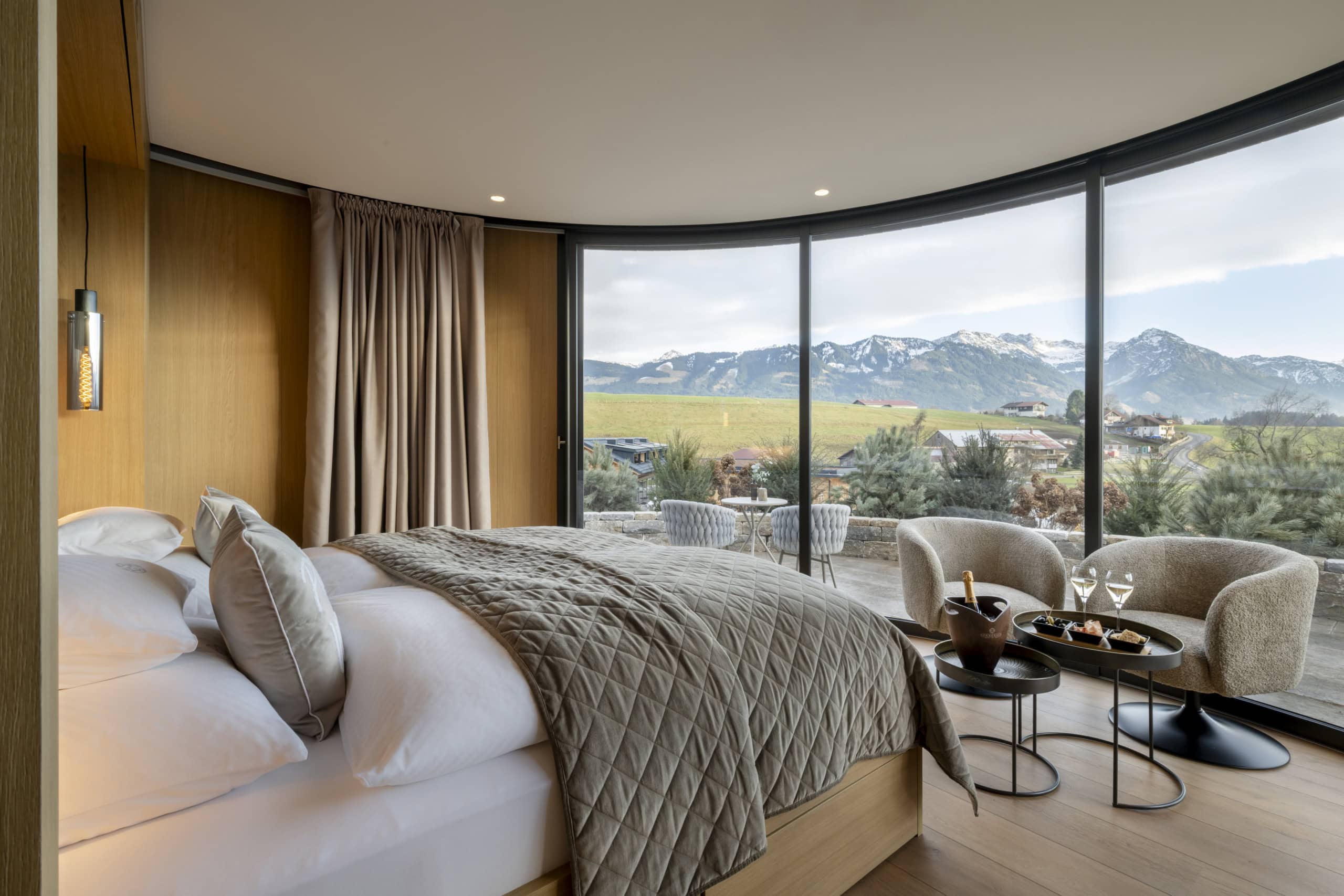In den Naturlodges der Sonnenalp blicken Gäste vom Bett aus auf die Berge.