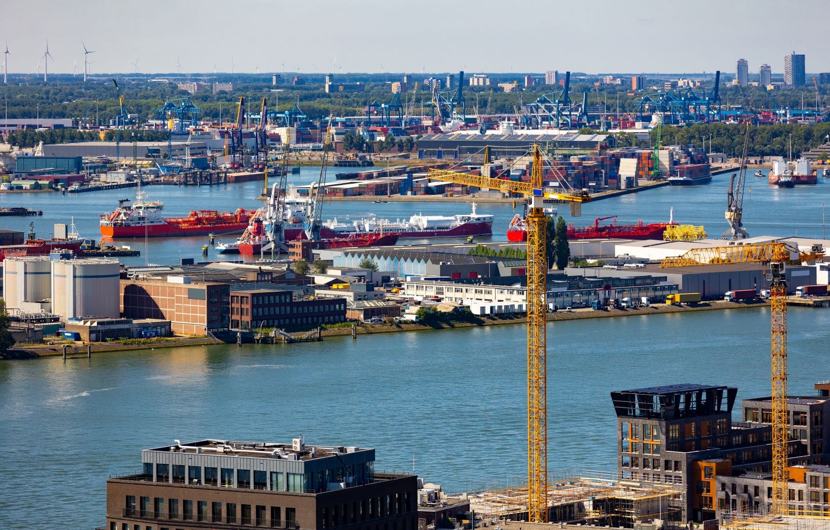 Schiffe und Hafenanlagen im Hafen von Rotterdam 