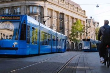 Straßenbahn und Radfahrer im Zentrum von Amsterdam
