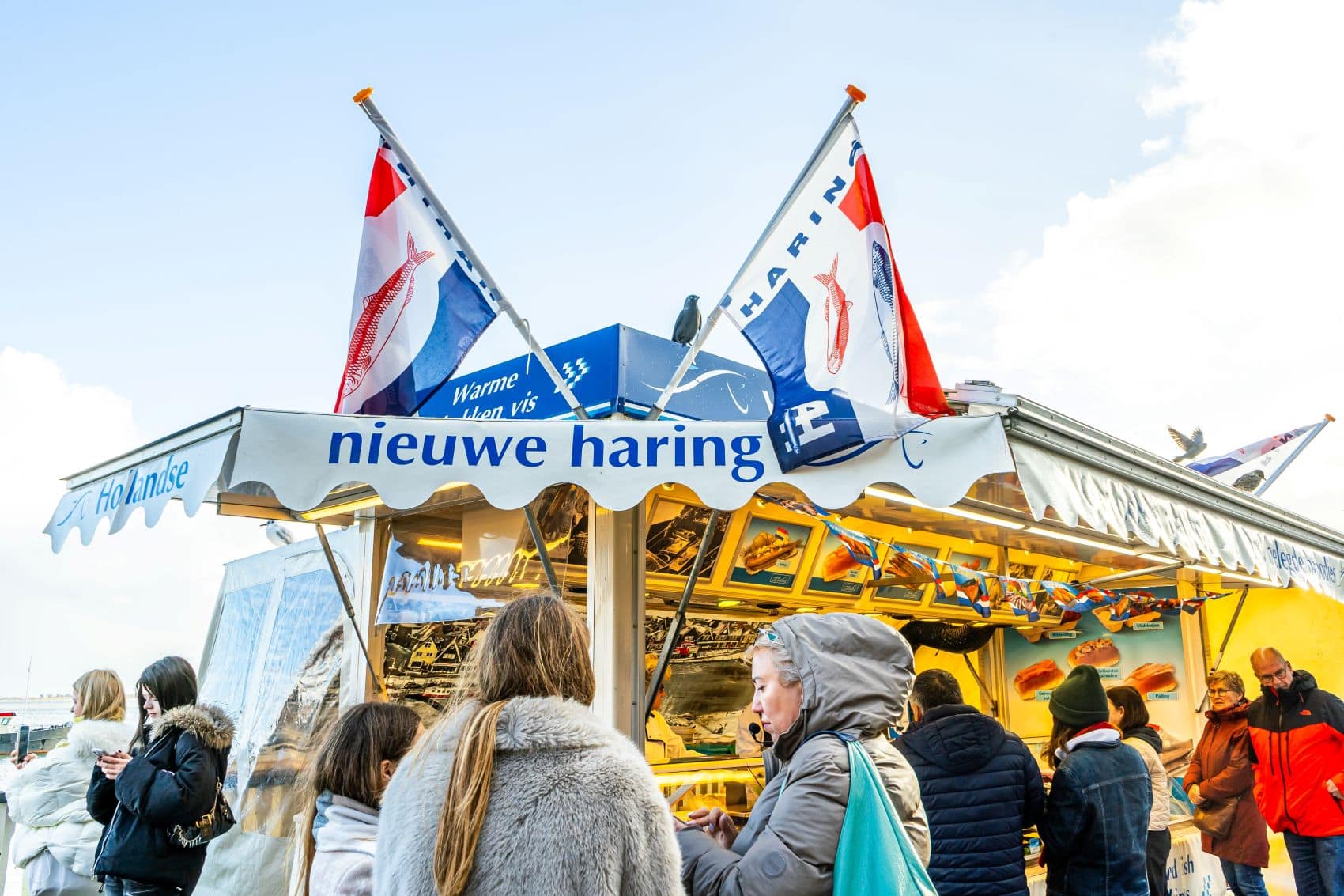Touristen an einem Heringsstand im niederländischen Volendam