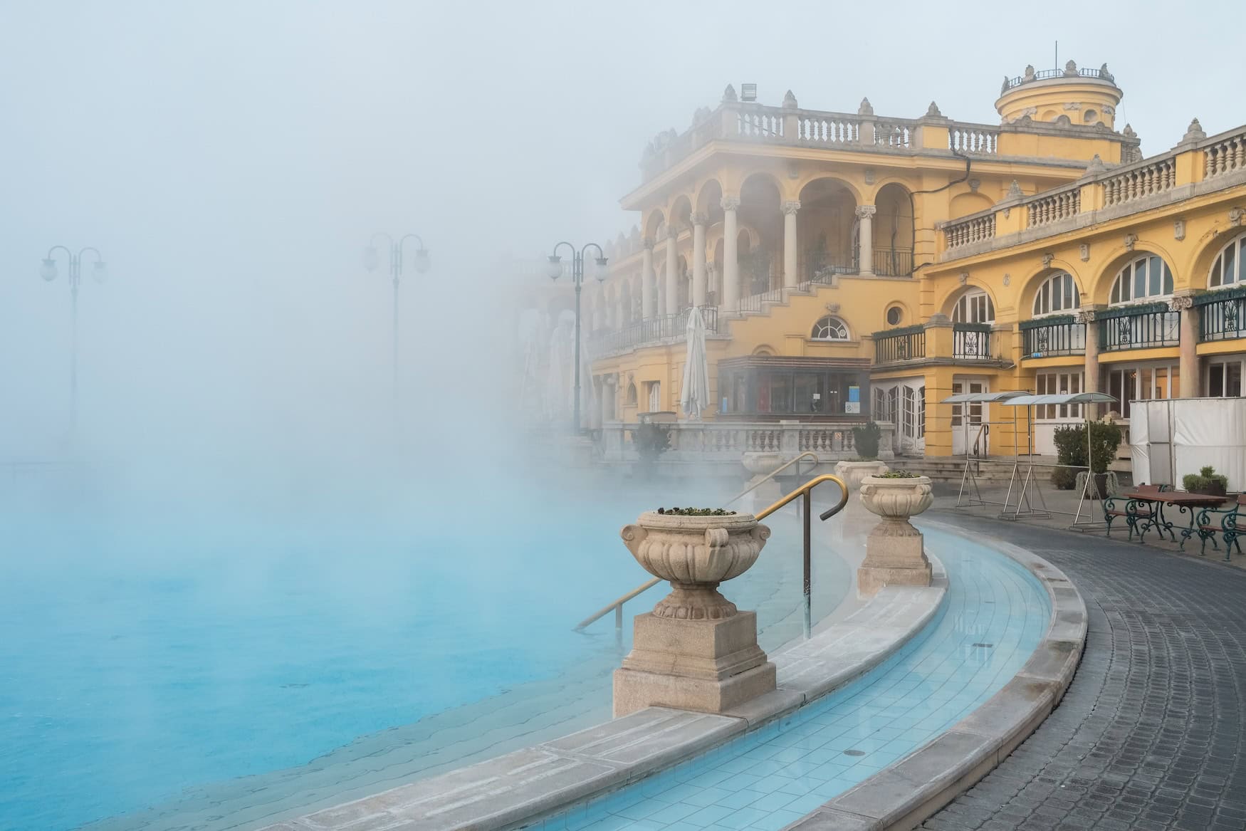 Széchenyi-Heilbad in Budapest im Winter, Ungarn.